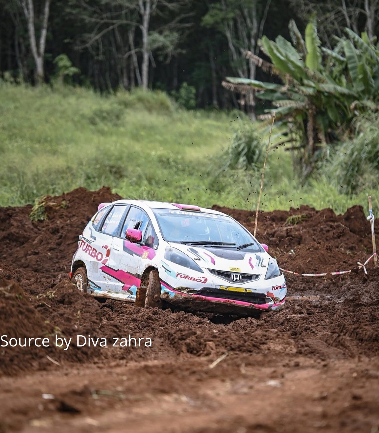 DIVA ZAHRA BUKTIKAN KETANGGUHAN PEMBALAP WANITA DI ARENA SPRINT RALLY NASIONAL