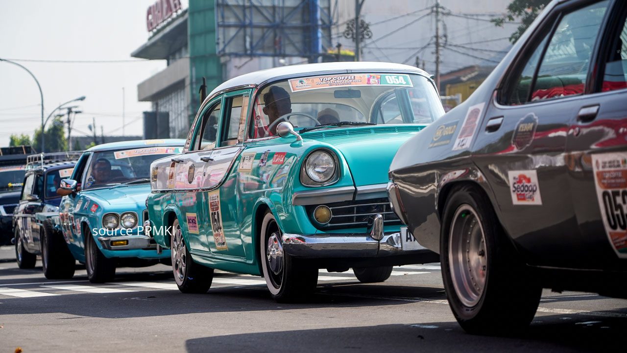 RATUSAN MOBIL KLASIK RAMAIKAN HUT PPMKI KE-46 DI KOTA LAMA SEMARANG