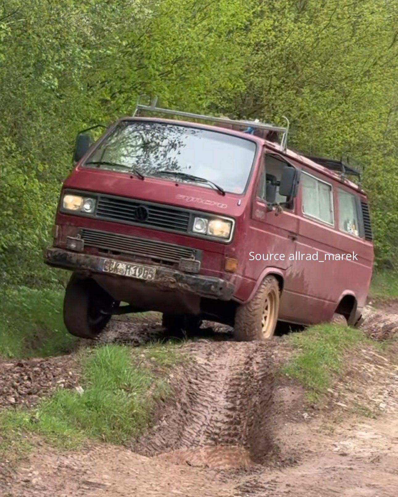 VAN LEGENDARIS YANG TETAP TANGGUH DI MEDAN BERLUMPUR