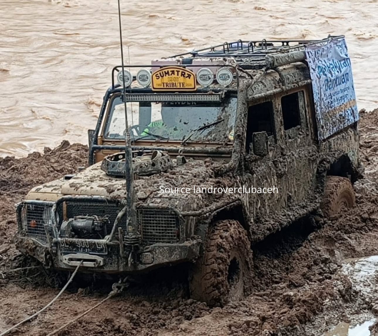 MENEMBUS LUMPUR DEMI KEMANUSIAAN, OFFROADER INDONESIA BERGERAK MEMBANTU KORBAN BENCANA ACEH