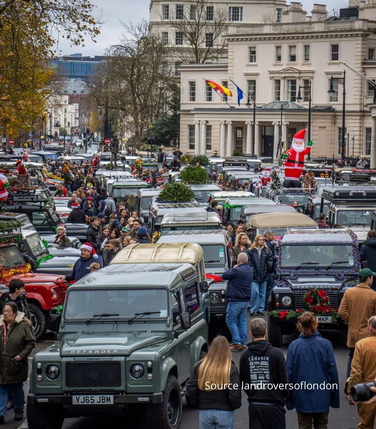 RATUSAN LAND ROVER WARNAI BELGRAVE SQUARE LONDON