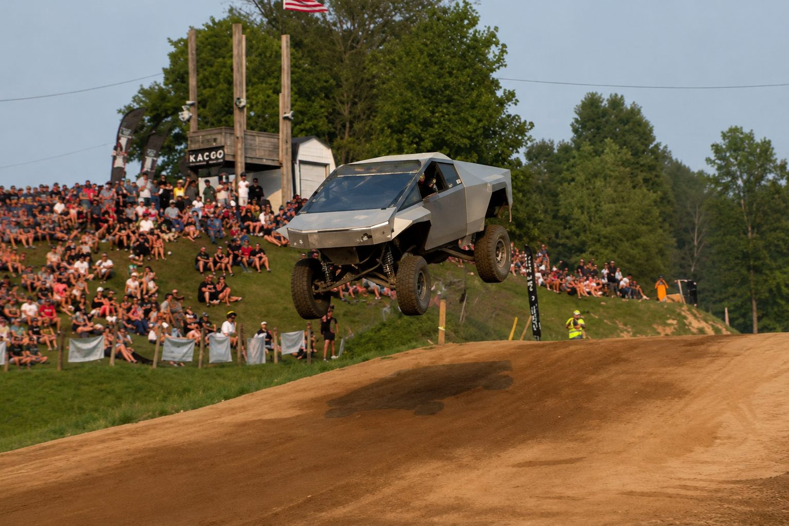 Cybertruck Bergaya Trophy Truck Curi Perhatian di Midwest DirtFest